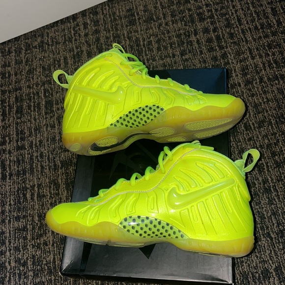 Nike volt foamposite youth size 6.5 worn once - Picture 3 of 5